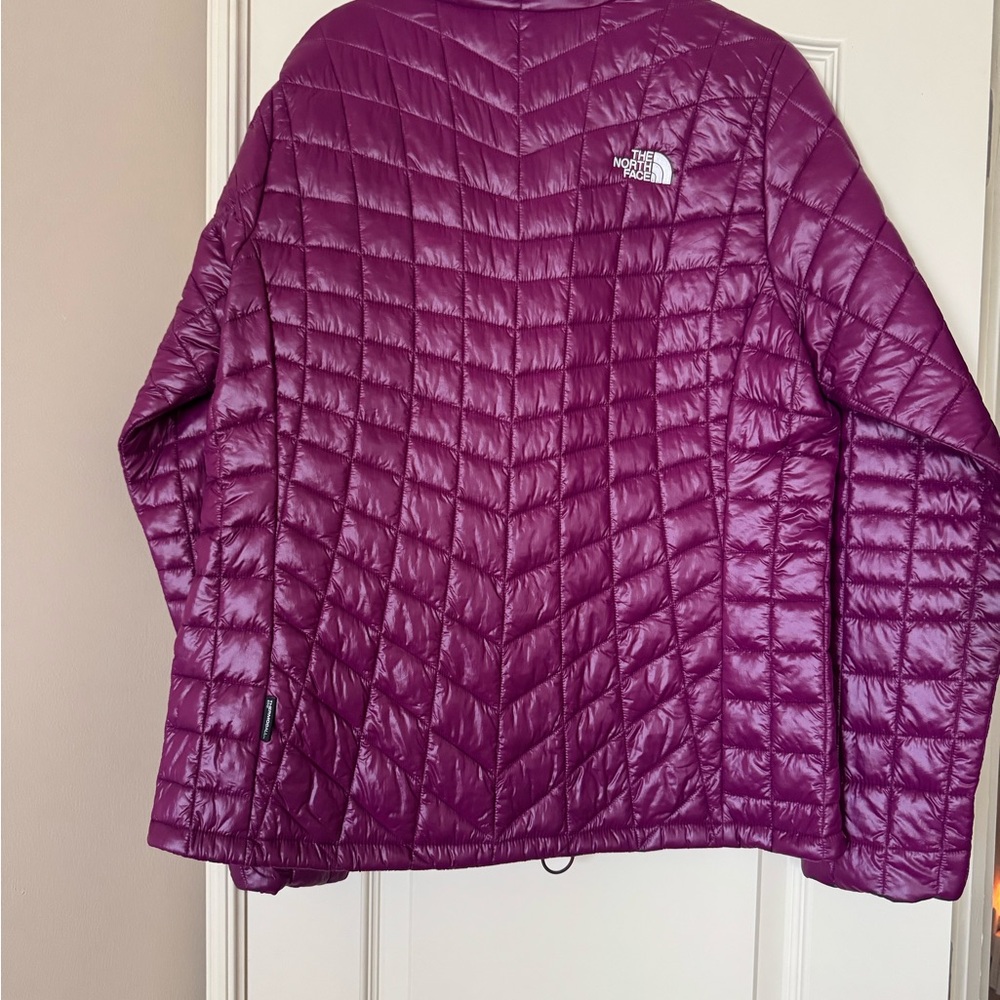 NEW…The North Face Women's Thermoball Magenta Puffer Jacket - Picture 3 of 3